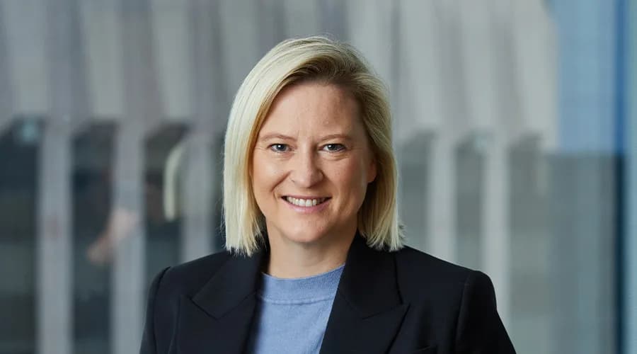  Sarah Latham